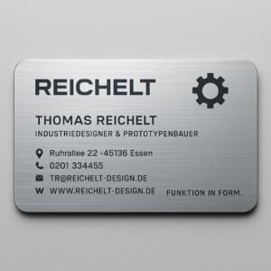 Industriedesign-Visitenkarte auf gebürstetem Metallhintergrund mit Zahnradsymbol, klarer schwarzer Typografie und technischer Ästhetik.